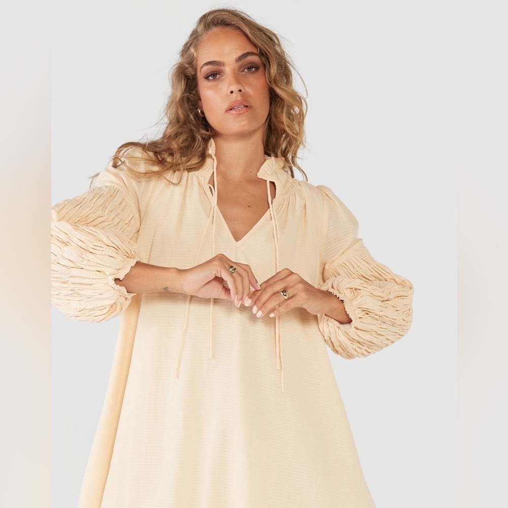 SOVERE Assure Smock Dress Beige